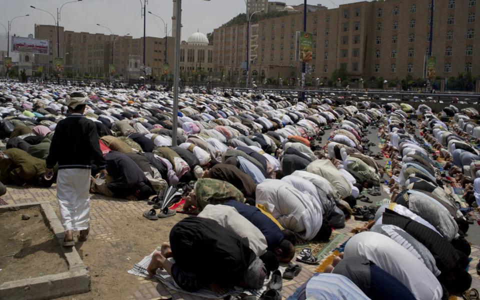 Ramadan prayers in Sana'a, Yemen. Photo by Al Jazeera English via Wikicommons.