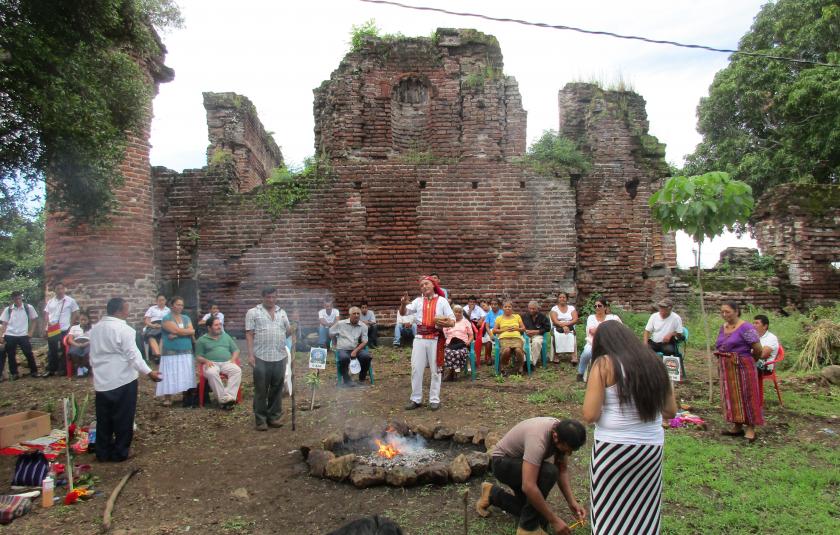 ceremonia_por_la_paz_en_kaluku.jpg