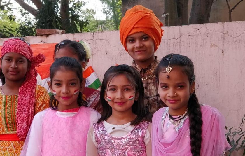 A group of children posing for a picture.