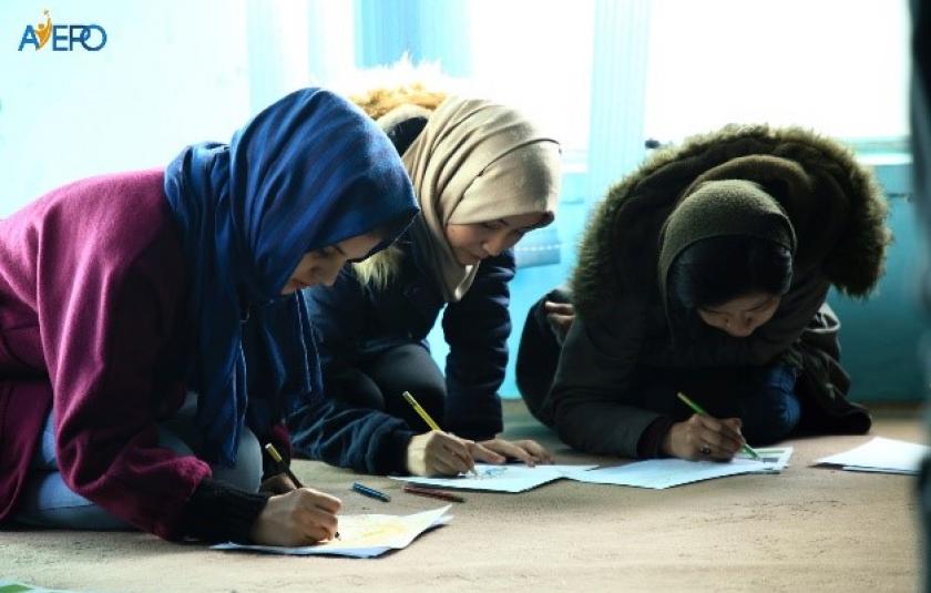 A group of students drawing.