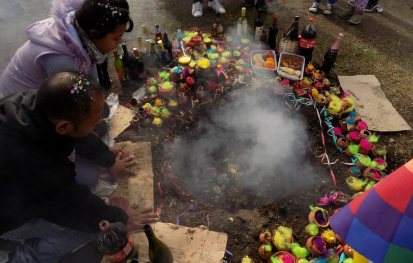 Photo: A person making the offering to the celebration 