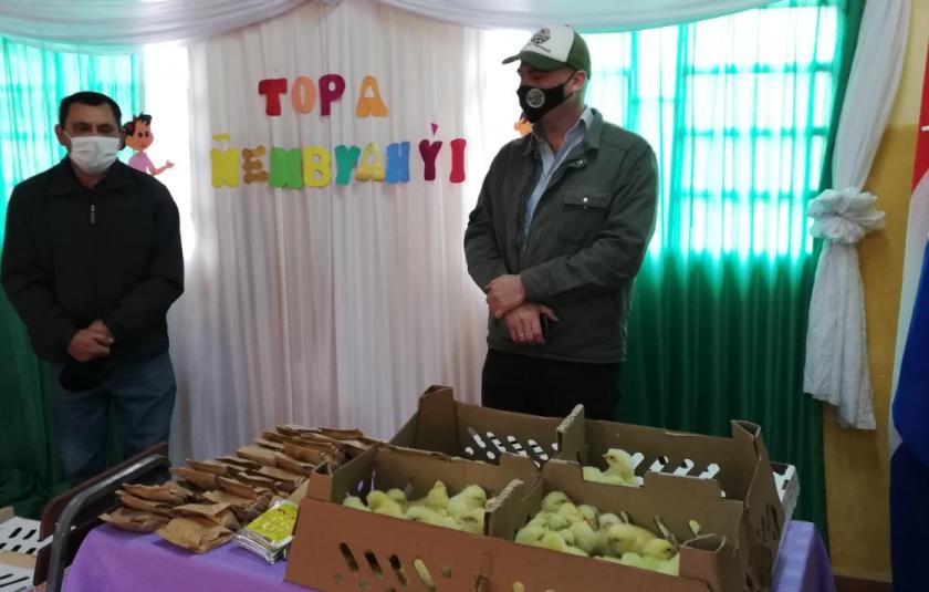 Photo: People from the CC showing the seeds and Chick.