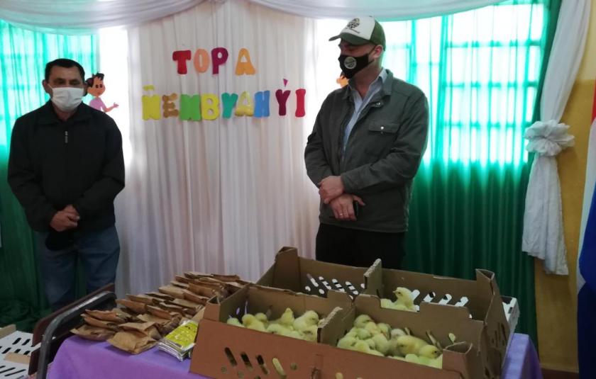 Photo: People from the CC showing the seeds and Chick.