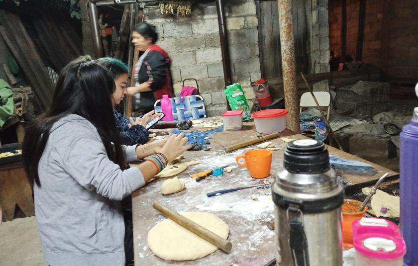 Photo: people together preparing the bread 