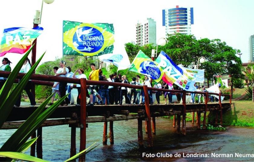 01.abraco_no_lago_londrina.jpg 