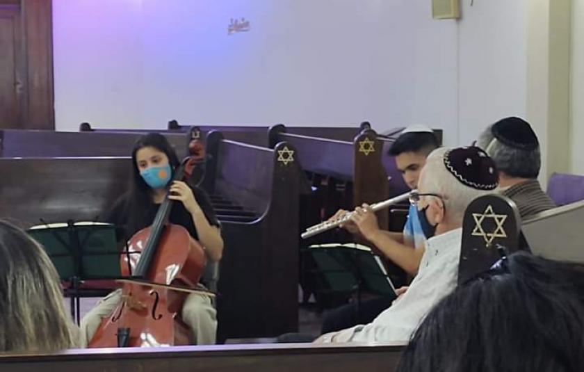 Photo: Young people playing violin 