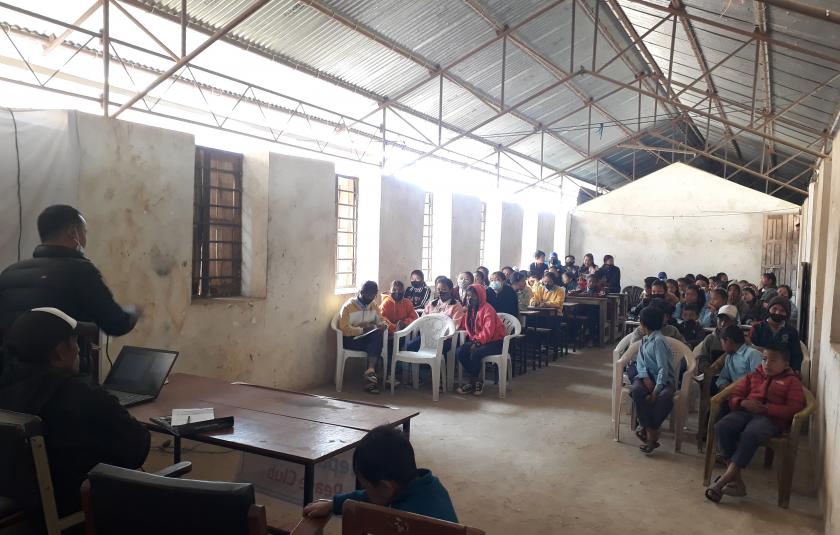 Photo: Wide view of facilitators and children in classroom