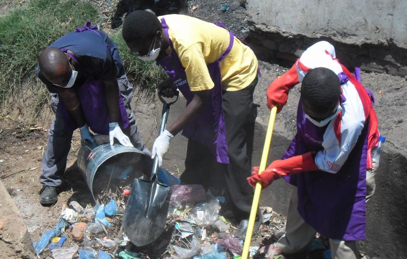 Blantyre CC cleans garbage in Malawi
