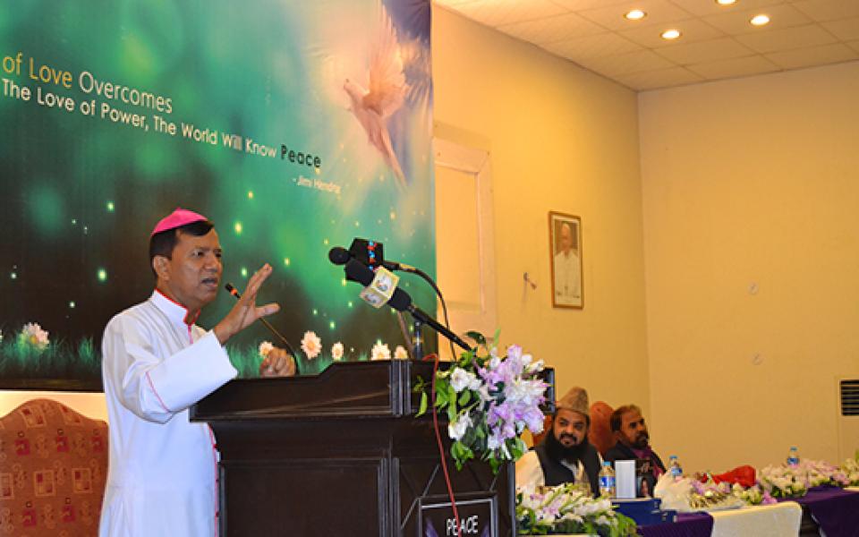 MAN GIVING A SPEECH