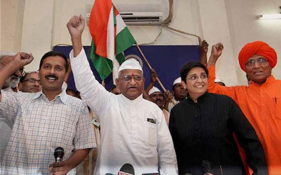 group photo holding hands up
