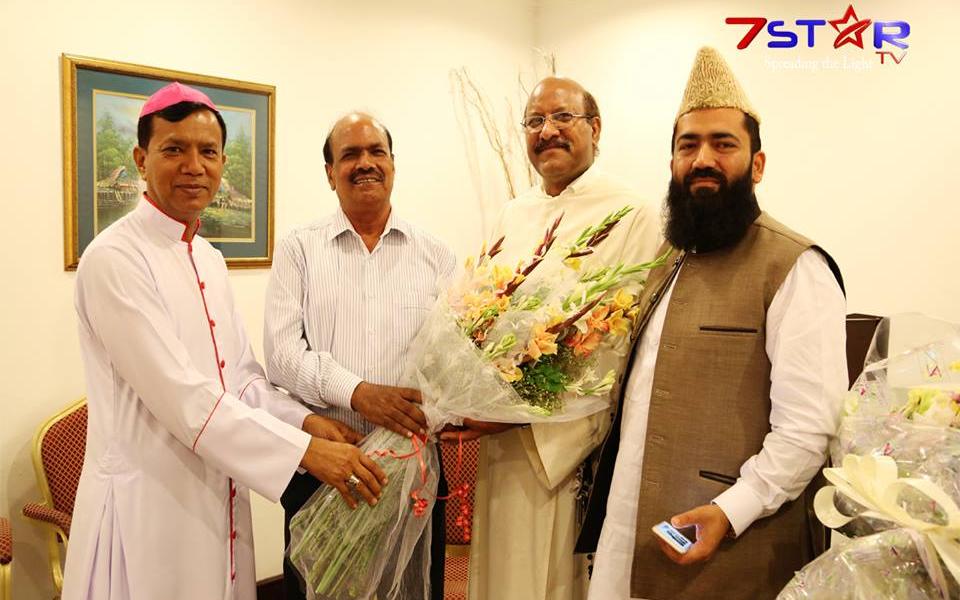 YuelBhattiPresentsFlowersToJamesChannan-Celebrate2UNPeaceAwards-ArchbishopSebestineShaw-MaulanaSyedAbdulKhabirAzad.jpg