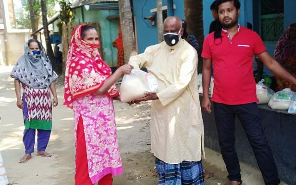 Alor Jatri Distributes Food to Bangladesh Needy Families