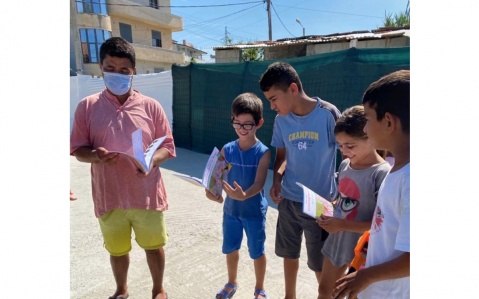 Udhetim i Lire Distributes Interfaith Coloring Books to Children