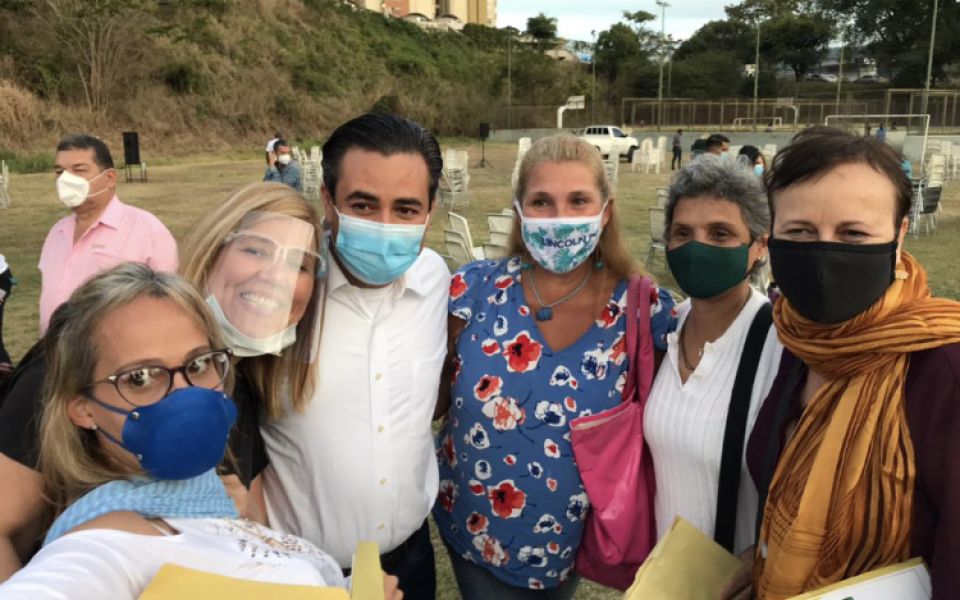 Photo: members od the CC Para el Dialogo posing to the photo with masks