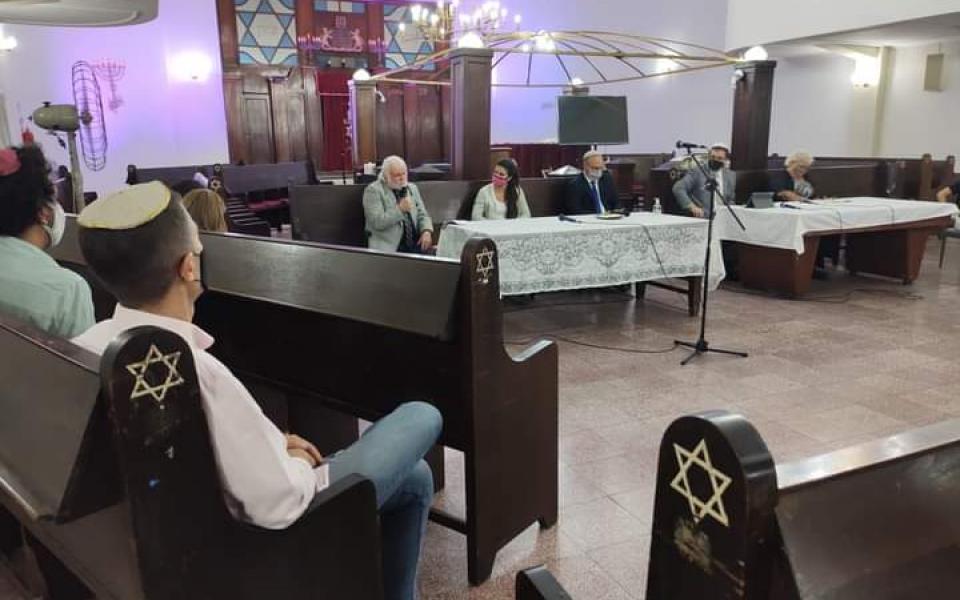 Photo: People from the CC Constructores de Puentes talking.