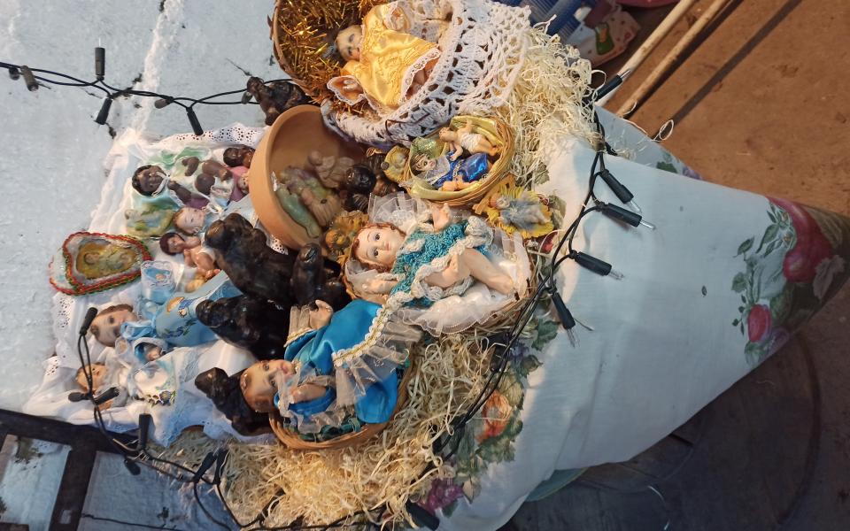 Photo: Table with images representing the visit of the Three wise man to Jesus.