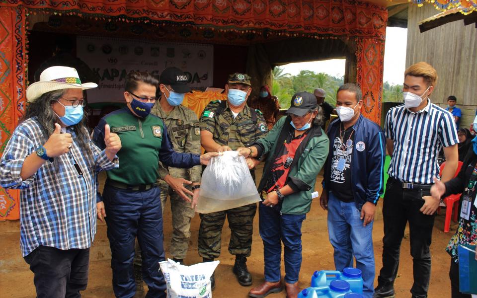 The Weekly Shot: Distributing Supplies in the Philippines